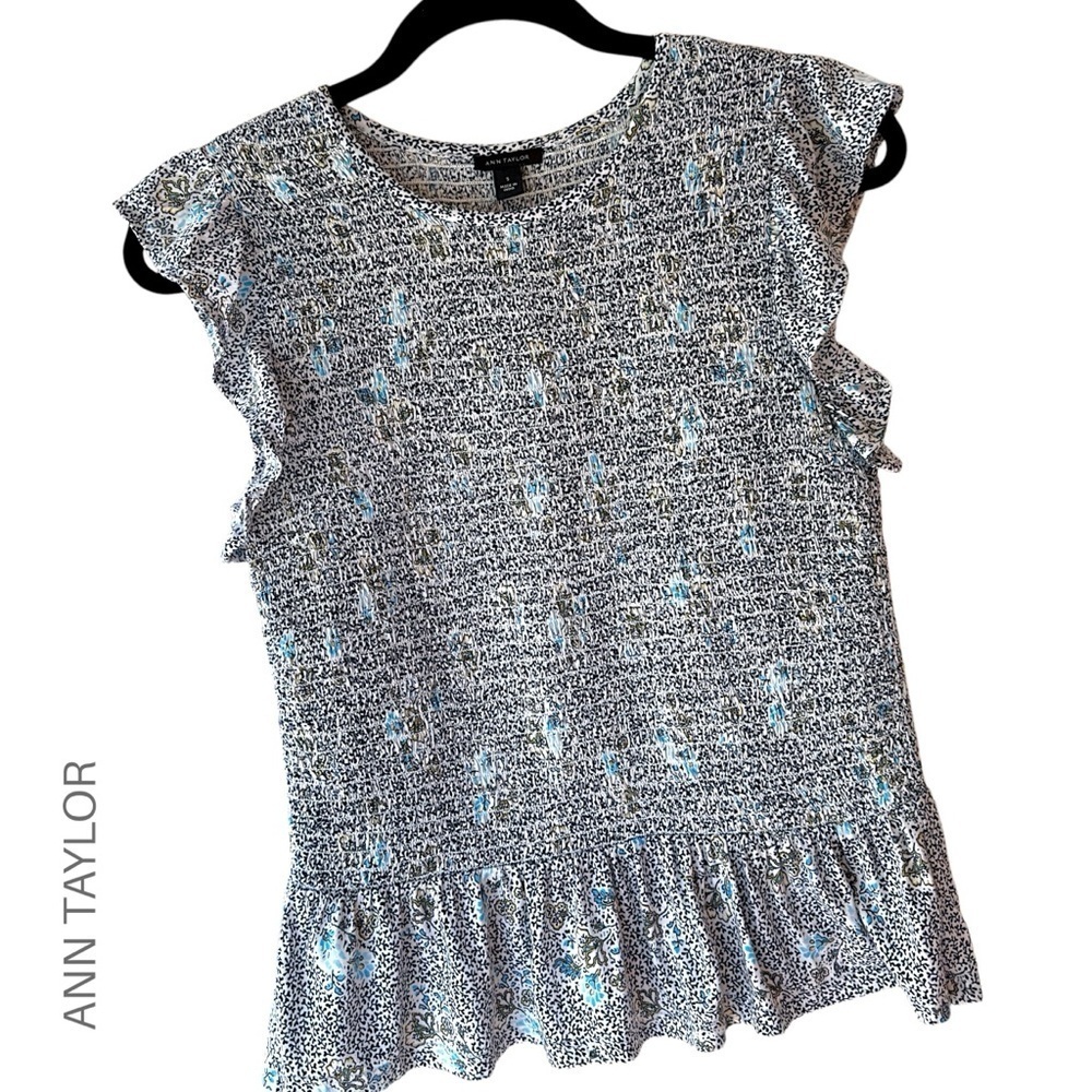ANN TAYLOR NWOT FLUTTER SLEEVE SMOCKED FLORAL RUFFLE TOP NAVY BLUE WHITE | SM